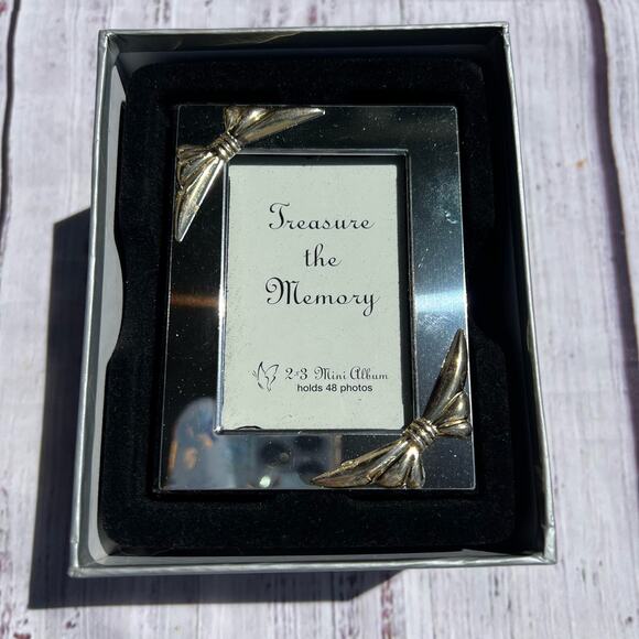 Mini Photo Album Silver Toned with Gold Toned Bows 2"x3" New - Picture 1 of 5